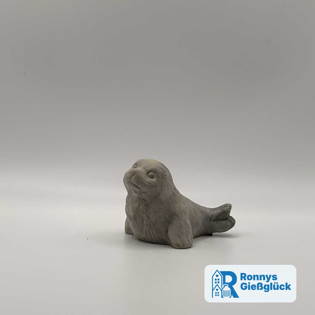 Kleine Robbe aus grauem Beton – Dekofigur Finn