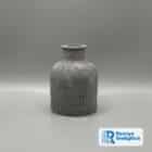 Vase aus Beton in Anthrazit 10 cm hoch mit Rillenstruktur – handgemachte Deko von Ronnys Gießglück
