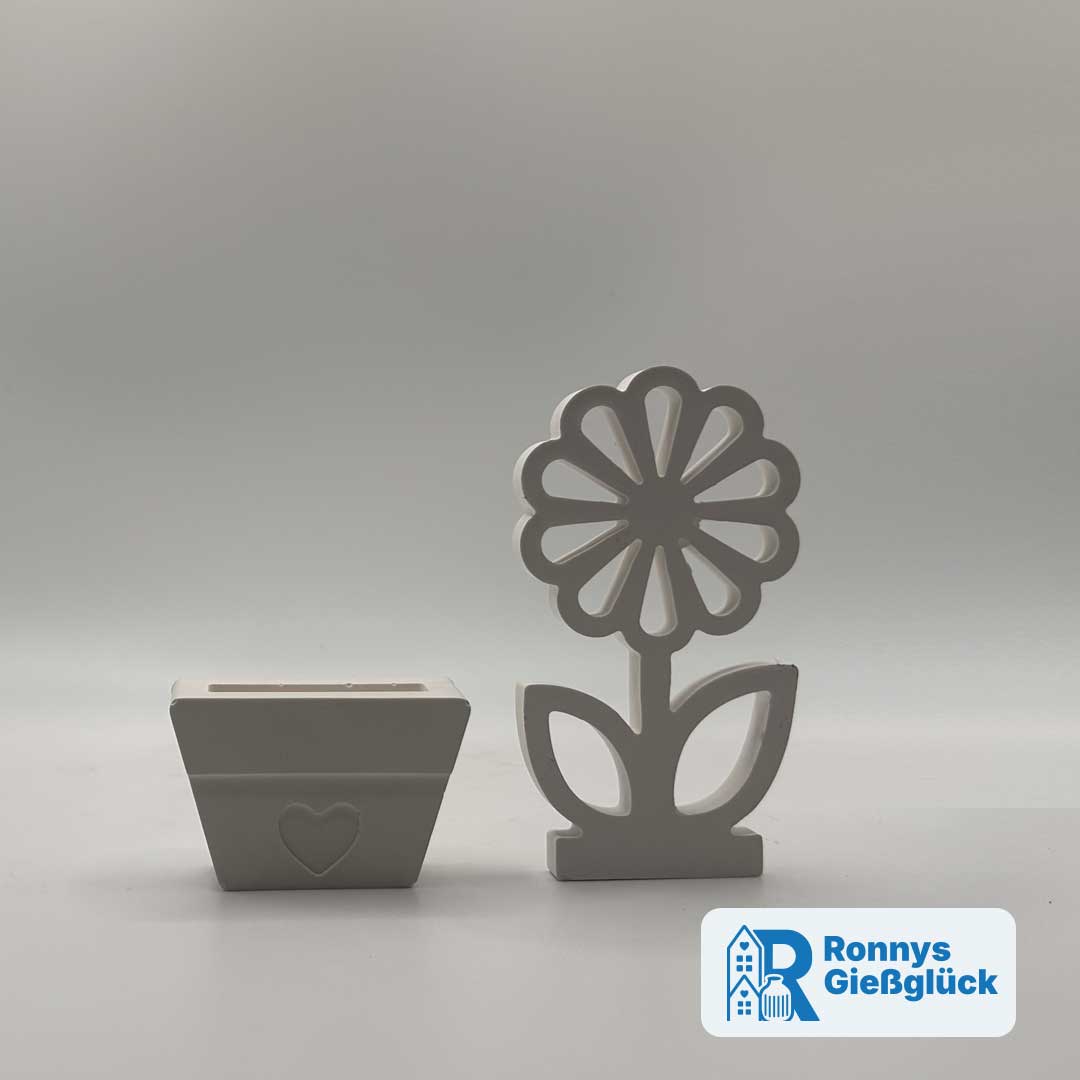 Dekoblume aus Gips in Weiß mit separatem Blumentopf und Herzdetail – handgefertigt von Ronnys Gießglück