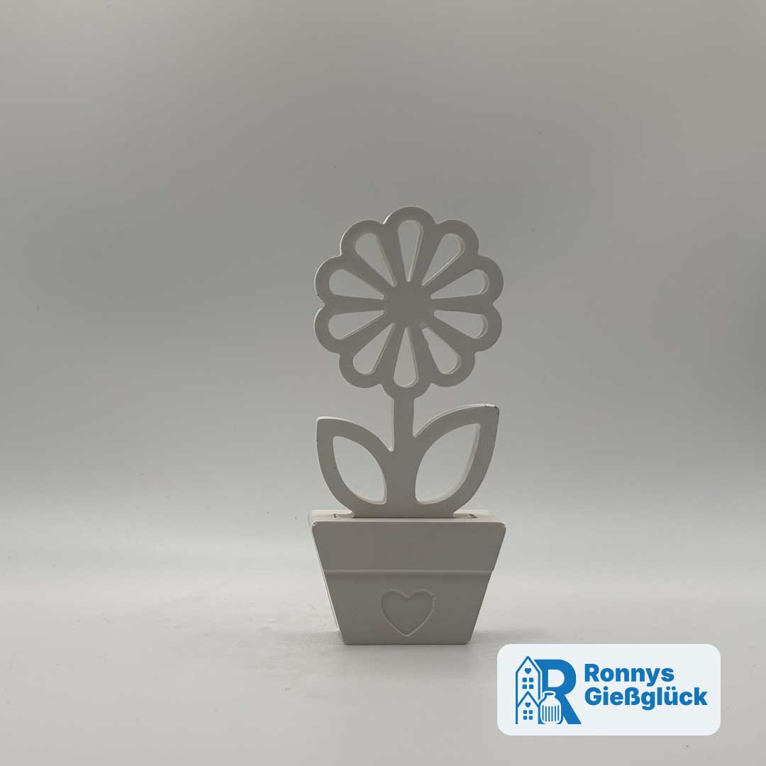Dekoblume mit Blumentopf Weiß – handgemacht | Ronnys Gießglück Dekoblume aus Gips in Weiß mit Blumentopf und Herzdetail – handgefertigt von Ronnys Gießglück
