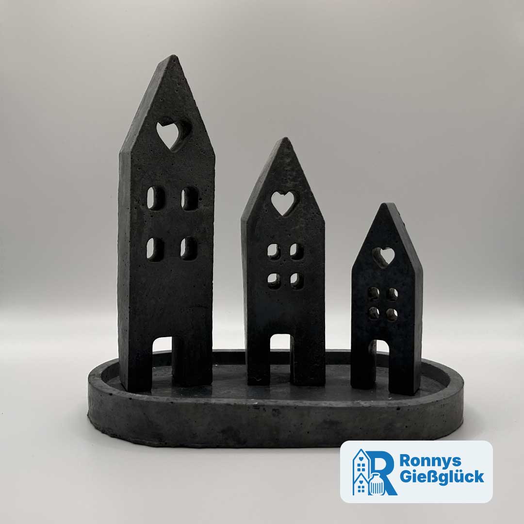 Dorfidylle Anthrazit – Häuser Set mit ovalem Teller | Ronnys Gießglück Dorfidylle Set aus Beton in Anthrazit mit ovalem Teller und drei Häusern – handgefertigt von Ronnys Gießglück