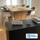 Schriftzug Glück aus weißem Gips auf Sideboard im modernen Wohnraum