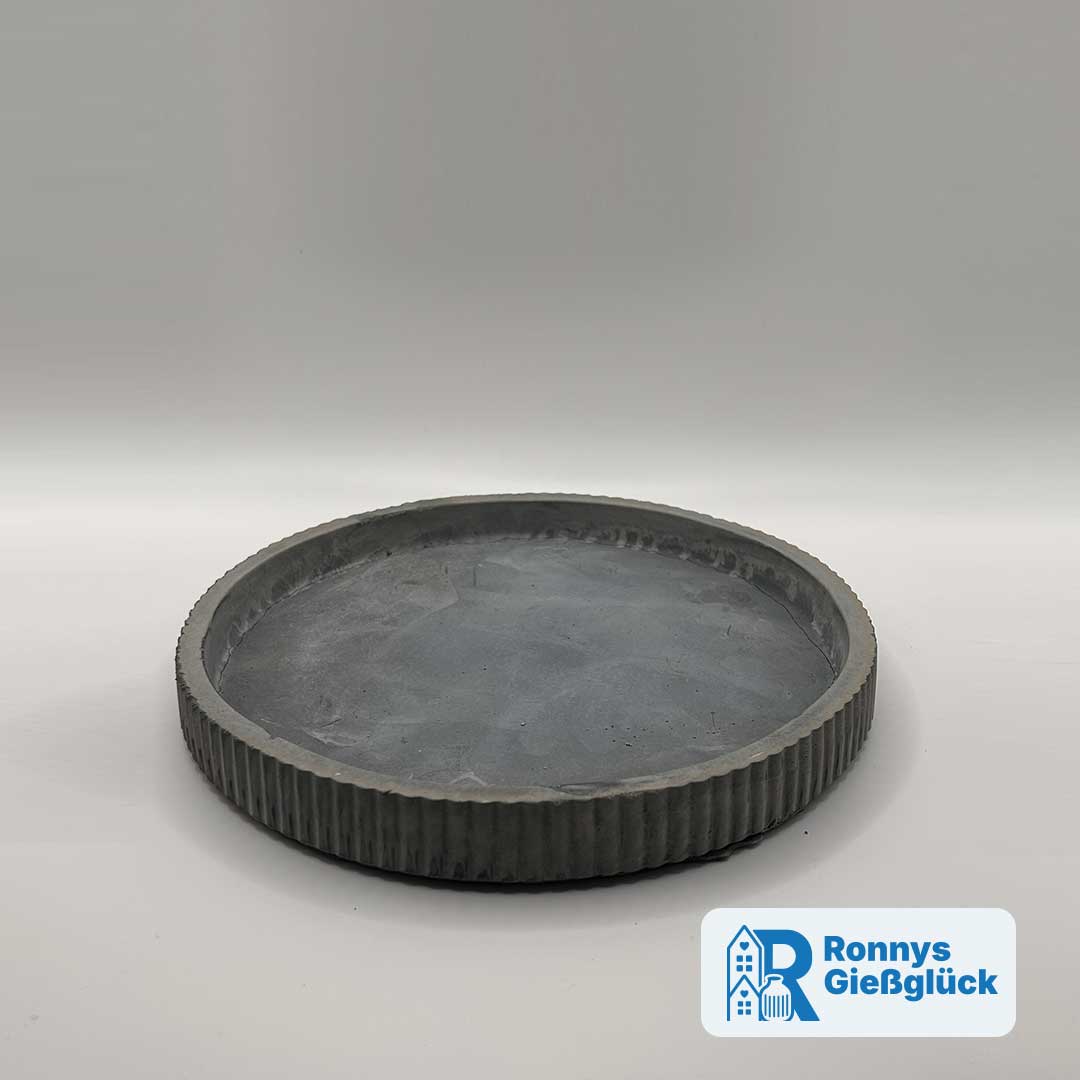 Runder Teller aus Beton in Anthrazit 21,5 cm | Edle Deko von Ronnys Gießglück Runder Teller aus Beton in Anthrazit 21,5 cm Durchmesser mit Rillenrand – handgemachte Deko