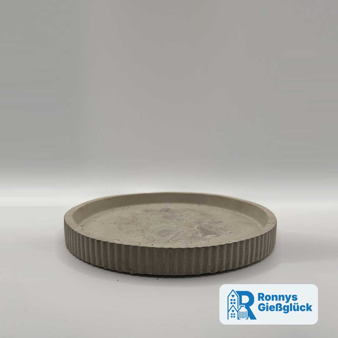Runder Teller aus Beton in Grau 21,5 cm Durchmesser mit Rillenstruktur – handgemachte Deko