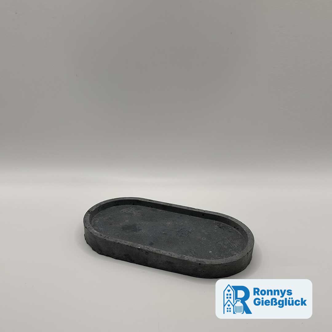 Kleiner ovaler Teller aus Beton in Anthrazit 17,5 cm | Edle Deko von Ronnys Gießglück Kleiner ovaler Teller aus Beton in Anthrazit 17,5 cm lang – handgemachte Deko von Ronnys Gießglück