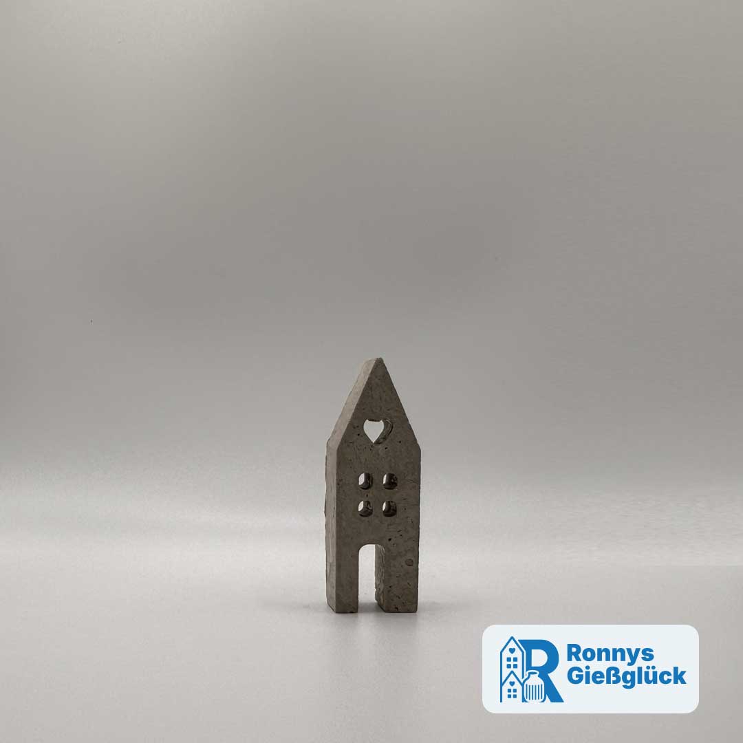 Kleines Haus Beton Grau 9 cm – handgefertigt | Ronnys Gießglück Kleines Deko Haus aus Beton in Grau – 9 cm hoch, handgefertigt von Ronnys Gießglück