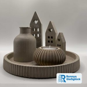 Lichterdorf Deko Set aus Beton in Grau mit H&auml;usern Vase Teelichthalter und rundem Teller &ndash; handgemachte Deko