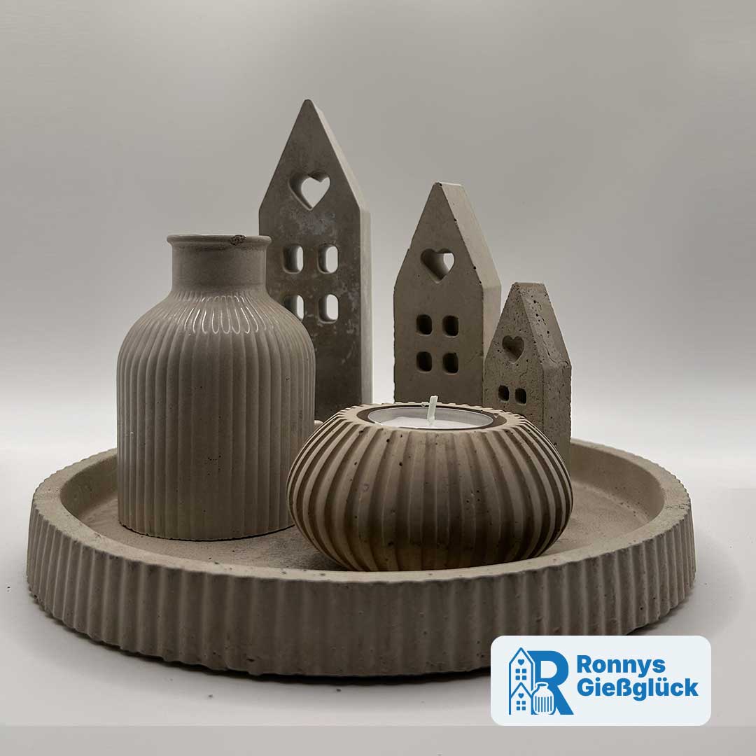 Lichterdorf Set aus Beton in Grau | Handgefertigte Deko von Ronnys Gießglück Lichterdorf Deko Set aus Beton in Grau mit Häusern Vase Teelichthalter und rundem Teller – handgemachte Deko