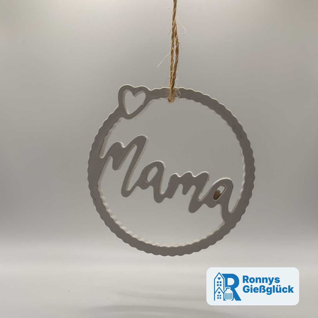 Mama Schriftzug Weiß zum Aufhängen – handgemacht | Ronnys Gießglück Mama Schriftzug aus Gips in Weiß zum Aufhängen mit Herz – handgefertigt von Ronnys Gießglück