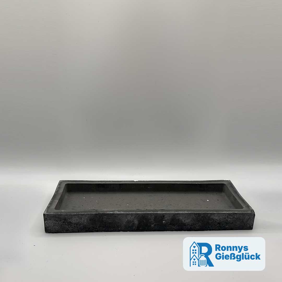 Eckiger Teller aus Beton in Anthrazit 29,5 cm | Edle Deko von Ronnys Gießglück Eckiger Teller aus Beton in Anthrazit 29,5 cm lang – handgemachte Deko von Ronnys Gießglück