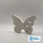 Schmetterling Emma aus Gips in Weiß mit filigranen Schmetterlingsausschnitten – handgemachte Deko von Ronnys Gießglück