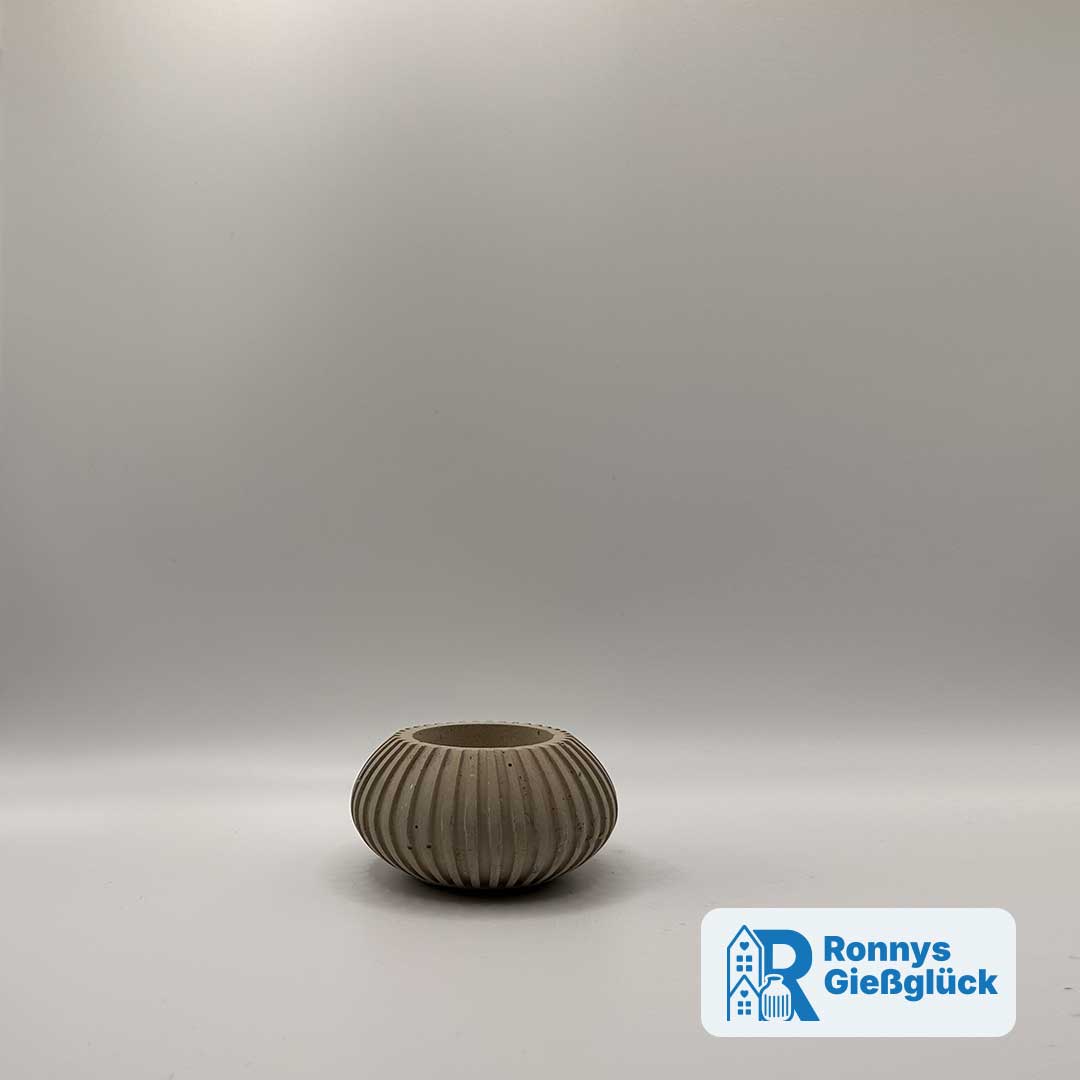 Teelichthalter Beton Grau – handgefertigt | Ronnys Gießglück Teelichthalter aus Beton in Grau – modernes geriffeltes Design von Ronnys Gießglück