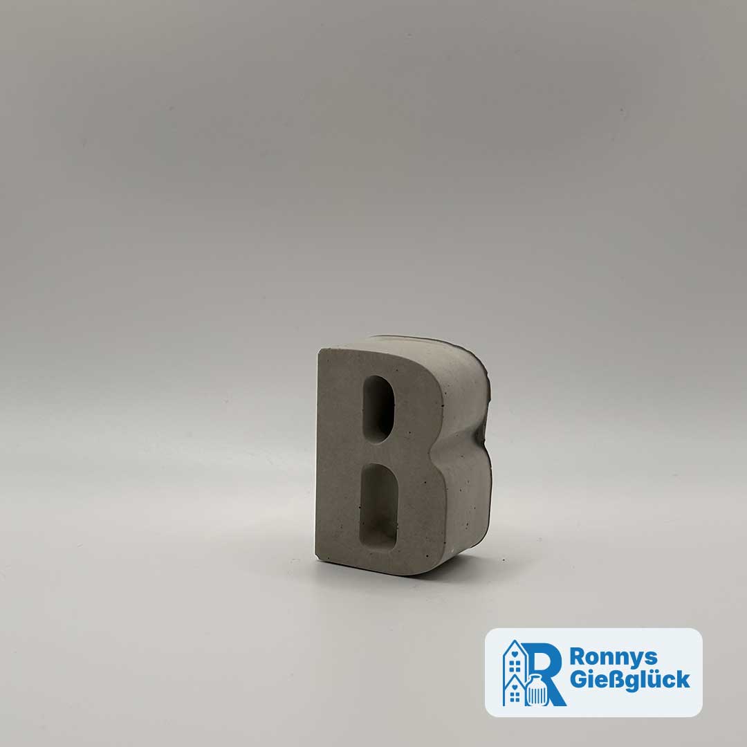 Beton Buchstabe B – Handgemachte Deko mit natürlicher Betonoptik Beton Buchstabe B in schräger Ansicht als Deko für Namen wie Ben oder Bianca