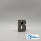 Beton Buchstabe B in Frontansicht als personalisierte Deko für Namen wie Ben, Bella oder Benno