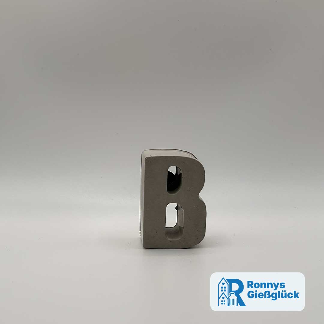 Beton Buchstabe B in Frontansicht als personalisierte Deko für Namen wie Ben, Bella oder Benno