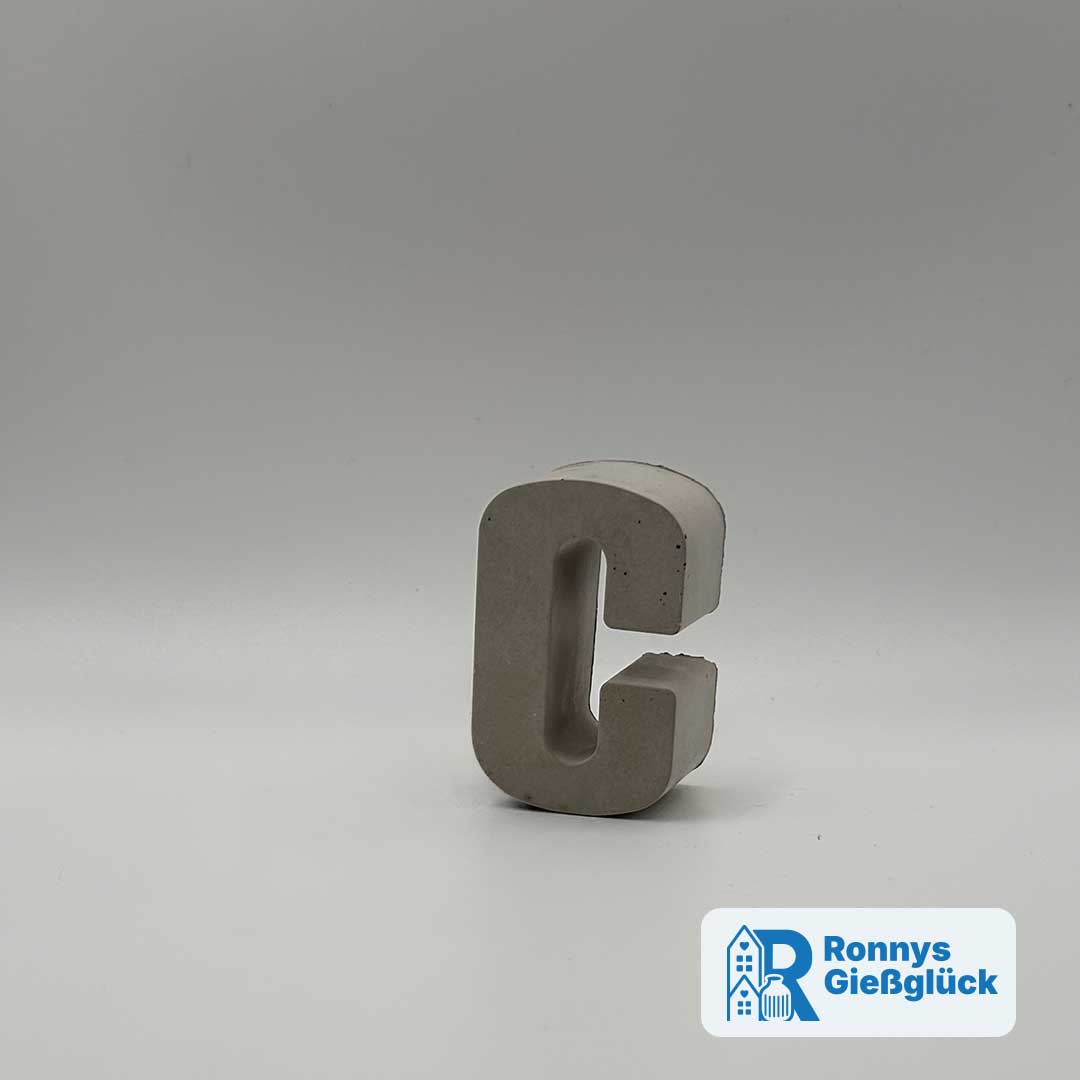 Beton Buchstabe C – Handgemachte Deko mit natürlicher Betonoptik Beton Buchstabe C in schräger Ansicht als Deko für Namen wie Clara oder Chiara