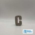 Beton Buchstabe C in Frontansicht als personalisierte Deko für Namen wie Clara, Carl oder Chiara