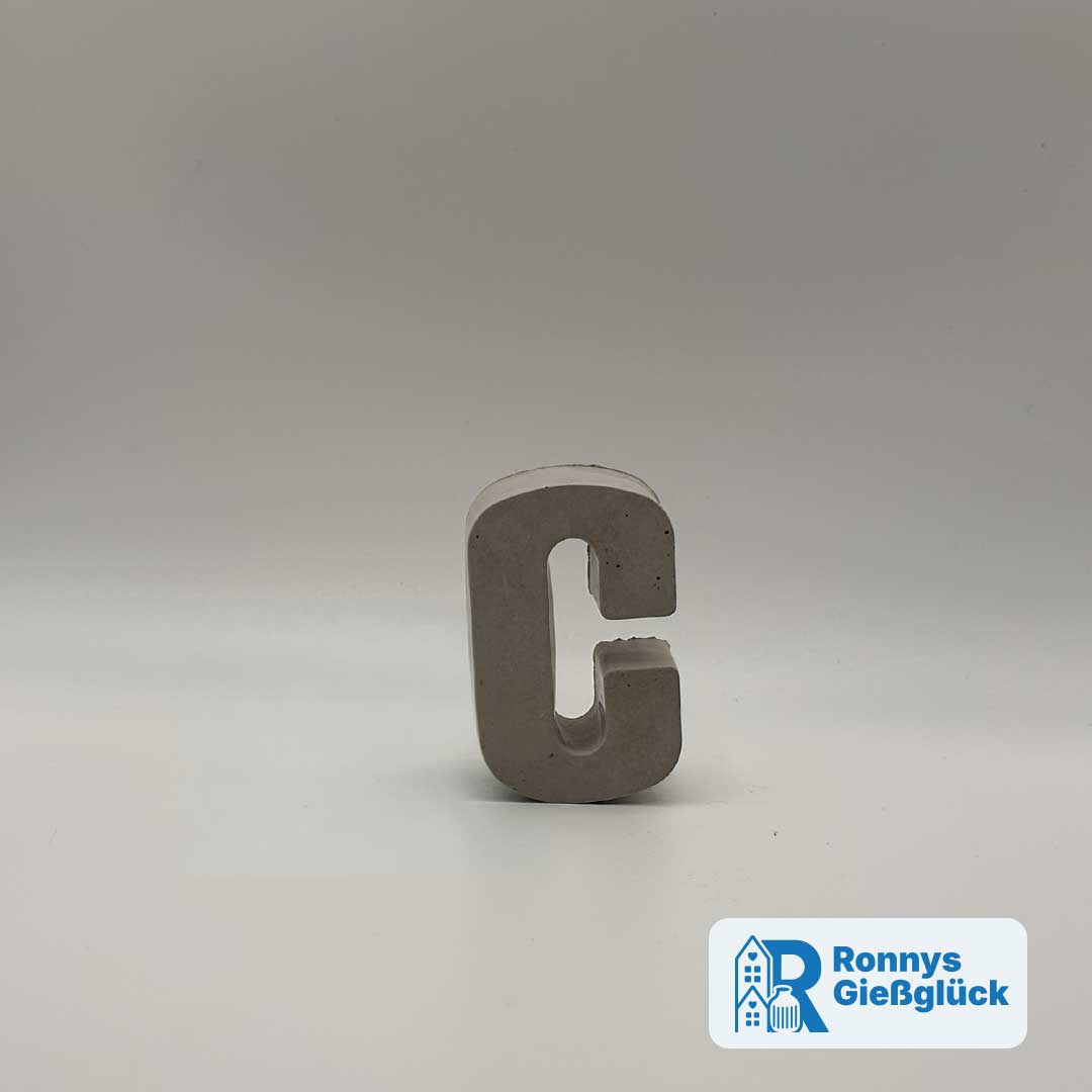 Beton Buchstabe C in Frontansicht als personalisierte Deko für Namen wie Clara, Carl oder Chiara
