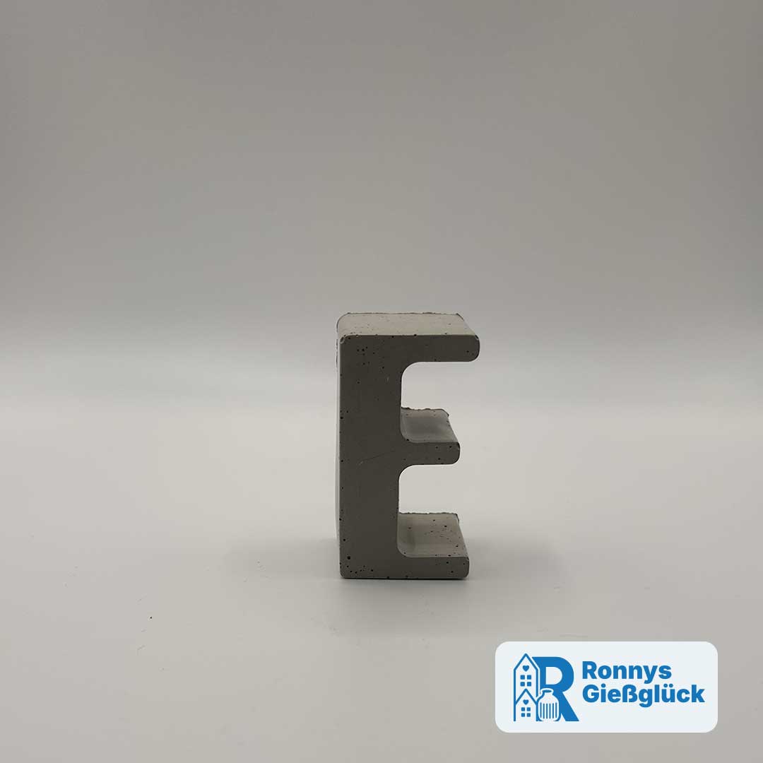 Beton Buchstabe E frontalansicht Deko