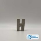 Beton Buchstabe H in Frontansicht als personalisierte Deko für Namen wie Hannah, Henry oder Hanna