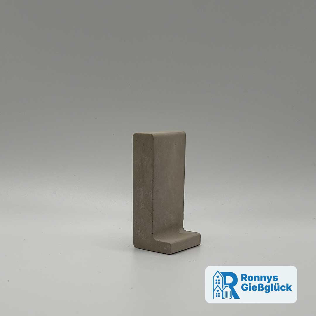 Beton Buchstabe L – Handgemachte Deko aus Beton in moderner Optik Beton Buchstabe L in schräger Ansicht als Deko für personalisierte Namen wie Lena oder Lukas