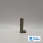 Beton Buchstabe L in Frontansicht als personalisierte Deko für Namen wie Lena, Leon oder Lisa