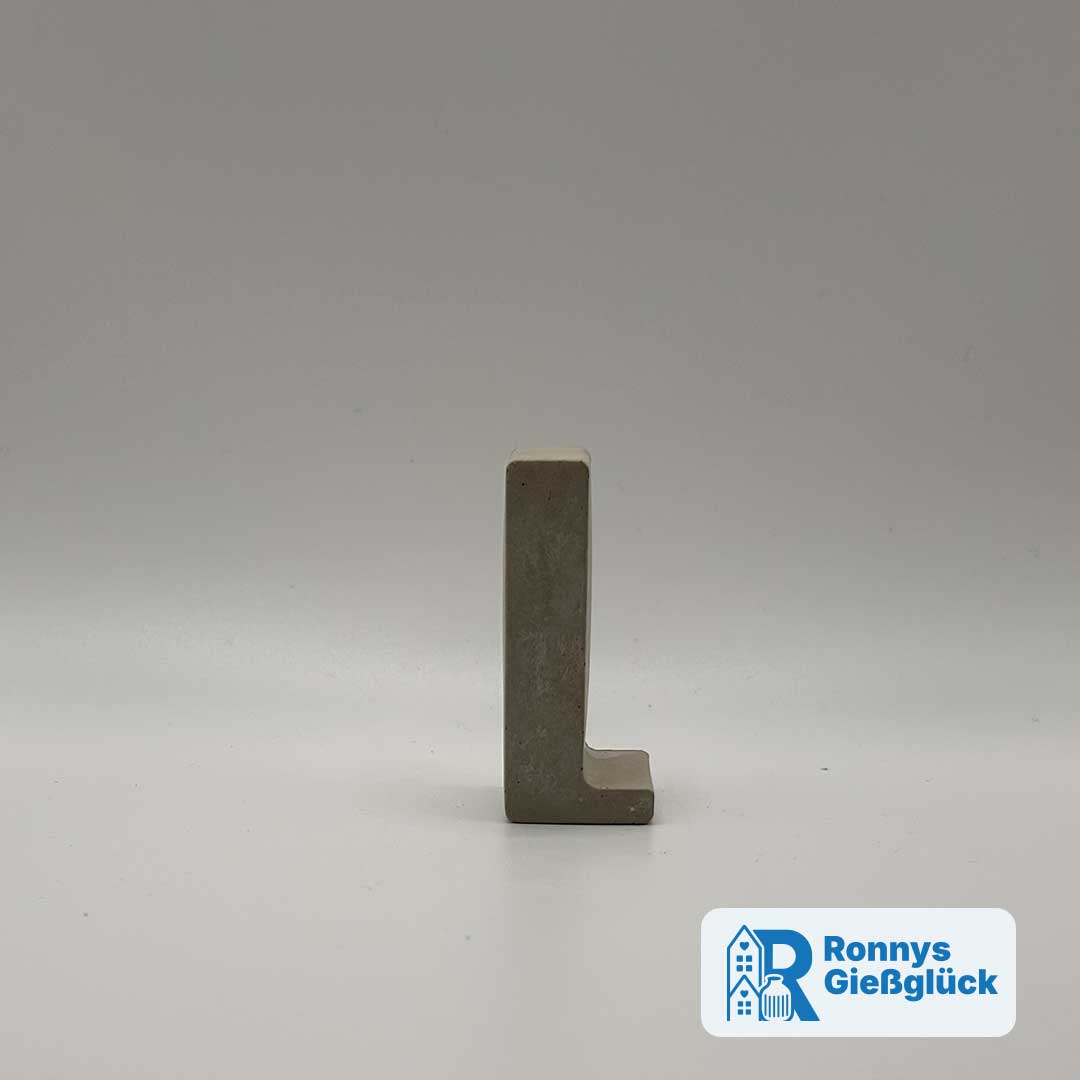 Beton Buchstabe L in Frontansicht als personalisierte Deko für Namen wie Lena, Leon oder Lisa