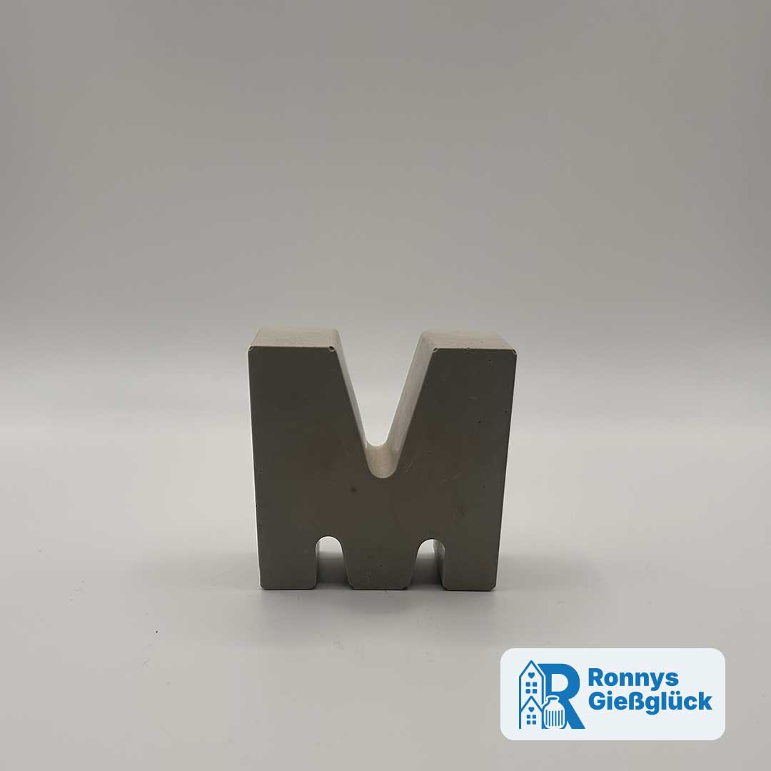 Beton Buchstabe M aus der Frontalansicht