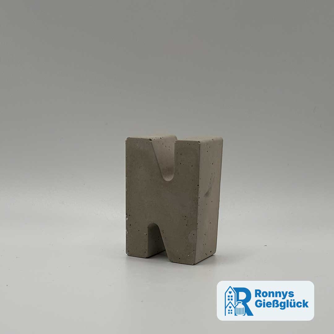 Beton Buchstabe N 3D – Handgefertigte Deko | Ronnys Gießglück Beton Buchstabe N 3D Ansicht handgemachte Deko Geschenkidee Ronnys Gießglück