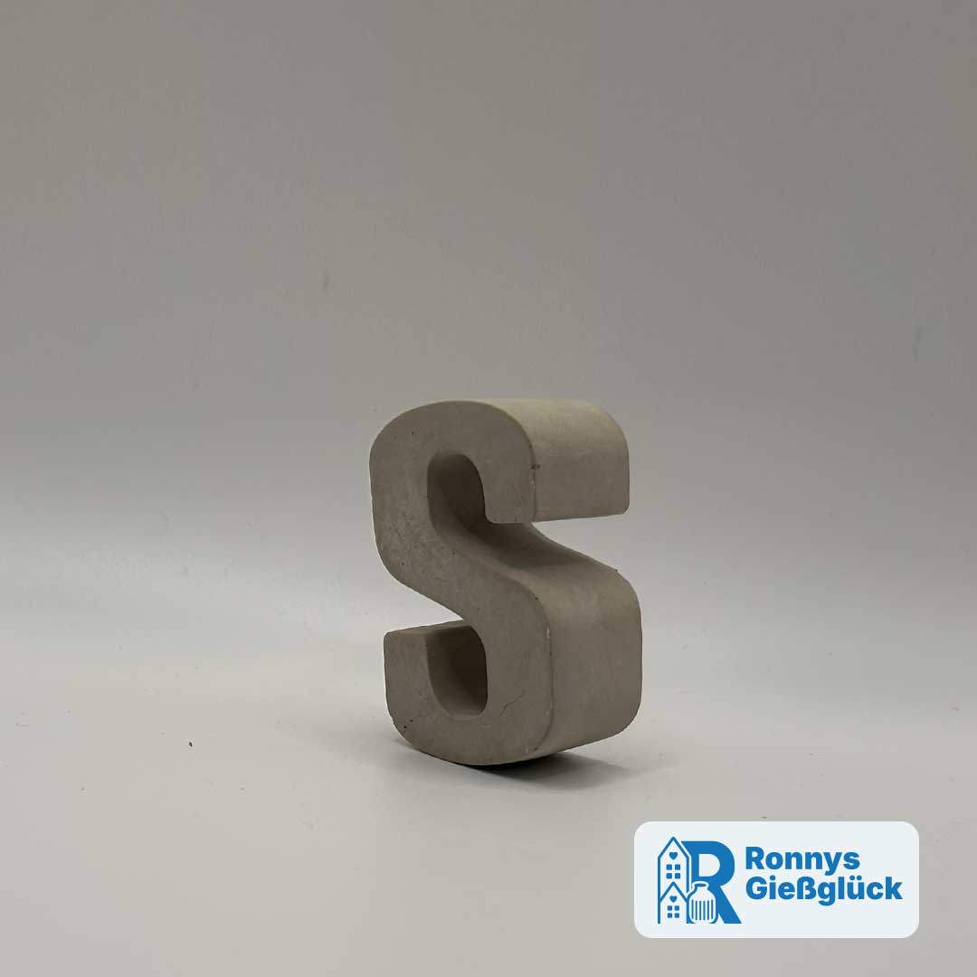 Beton Buchstabe S – Handgemachte Deko mit natürlicher Betonoptik Beton Buchstabe S in schräger Ansicht als Deko für Namen wie Sophie oder Samuel
