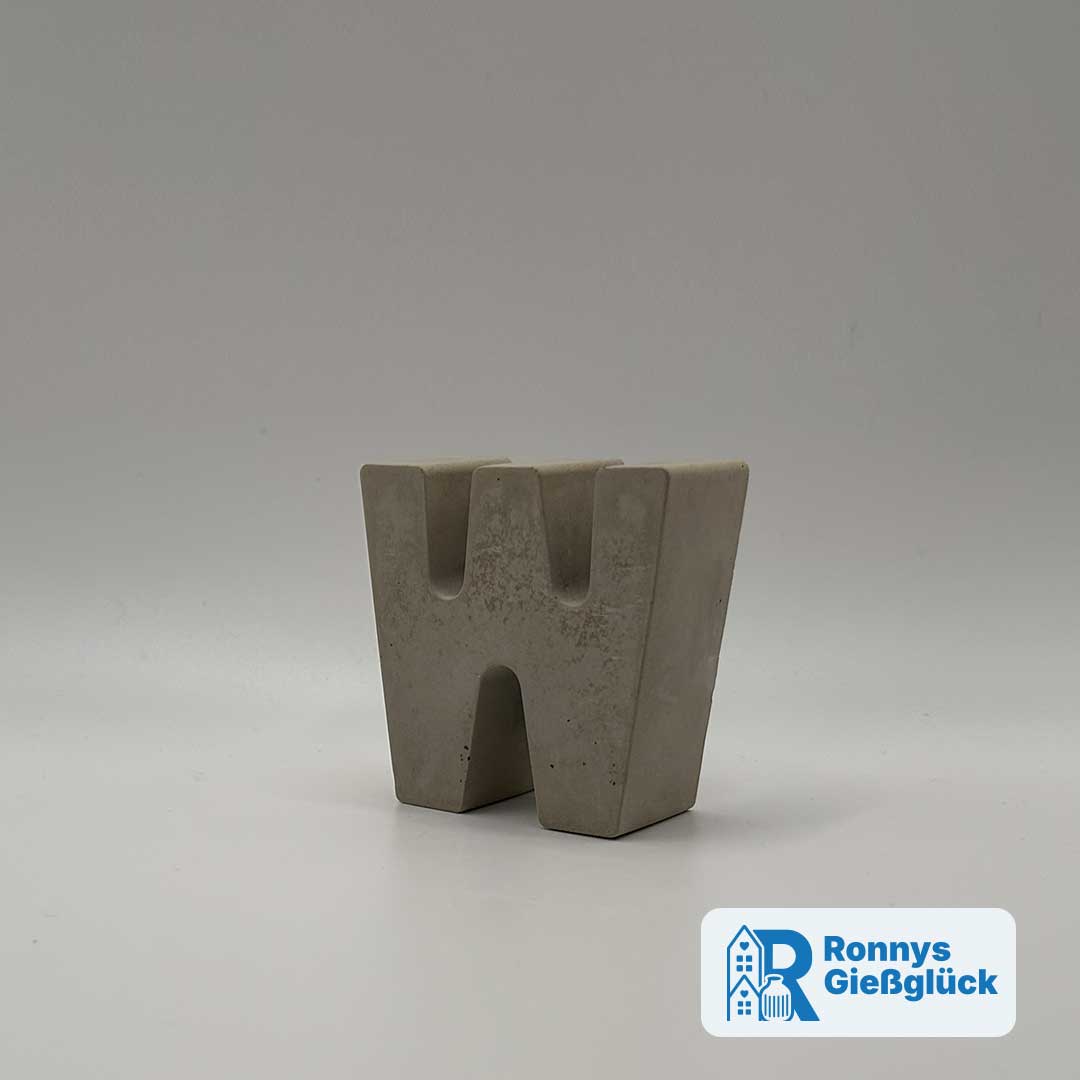 Beton Buchstabe W 3D – Handgefertigte Deko | Ronnys Gießglück Beton Buchstabe W 3D Ansicht handgemachte Deko Geschenkidee Ronnys Gießglück