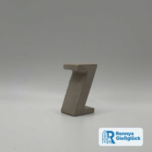 Beton Buchstabe Z in schr&auml;ger Ansicht als Deko f&uuml;r personalisierte Namen wie Zoe oder Zara