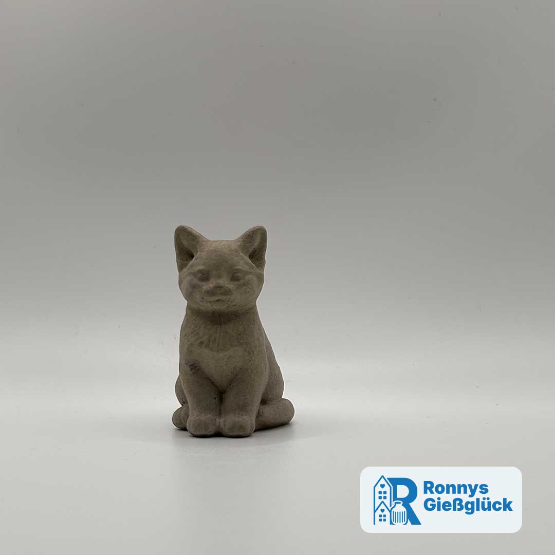 Katze Mia aus Beton – Frontansicht Sitzende Katzenfigur Mia aus Beton in Frontansicht mit sanften Gesichtszügen