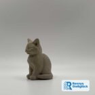 Kleine sitzende Katzenfigur Mia aus Beton in Seitenansicht mit natürlicher Oberfläche