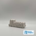 Mama Schriftzug aus Gips in seitlicher Perspektive mit sichtbarer Tiefe und Form
